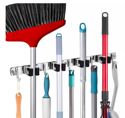 Organizador de pared de acero inoxidable – 7 ganchos para escobas, secadores, trapeadores y utensilios de limpieza.