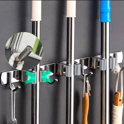 Organizador de pared de acero inoxidable – 7 ganchos para escobas, secadores, trapeadores y utensilios de limpieza.